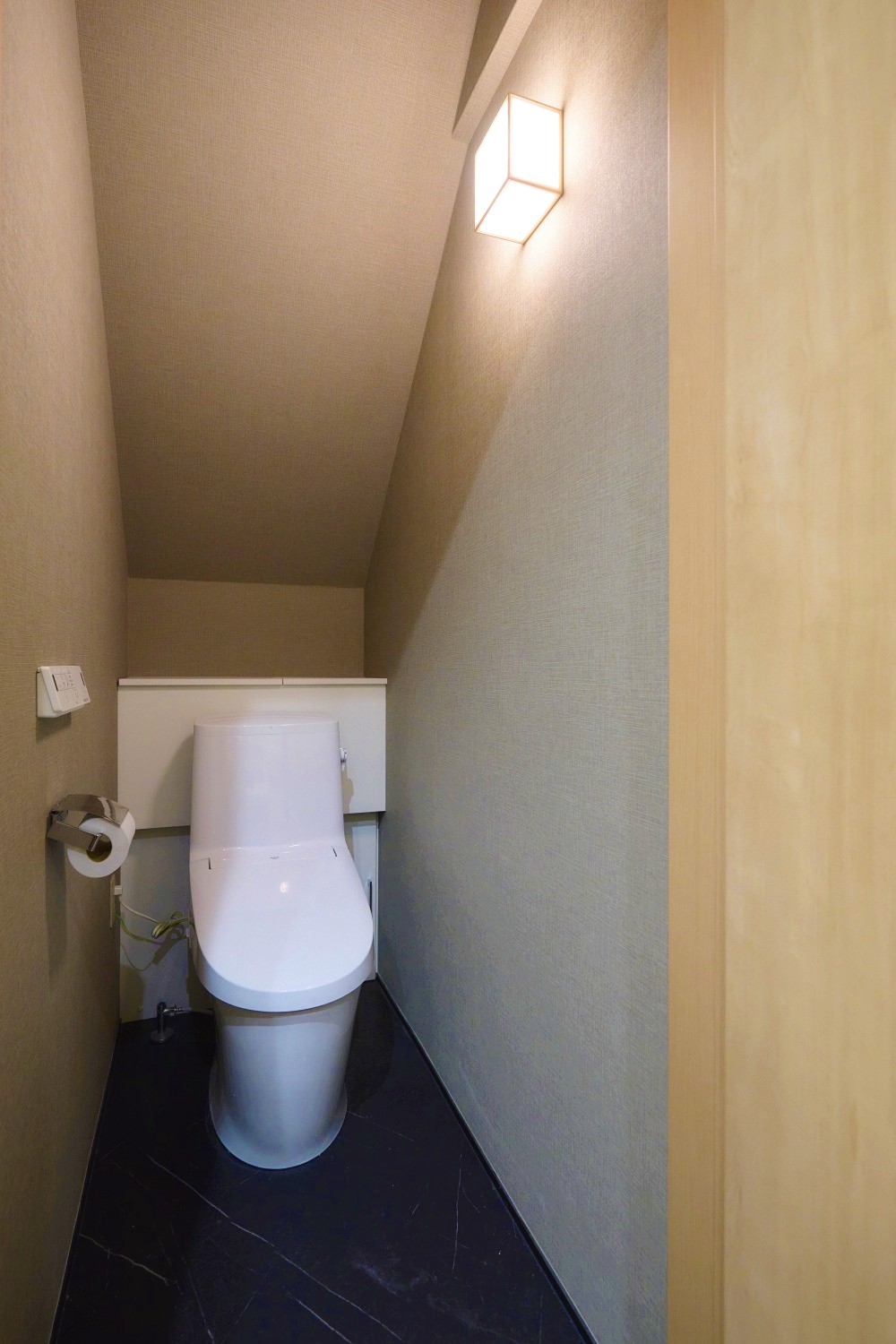 和の照明が落ち着きを与えてくれる癒しのトイレ空間の画像