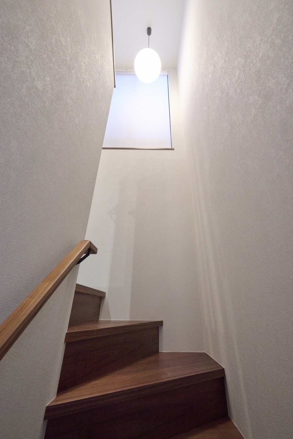 明るい吹き抜けの階段の画像