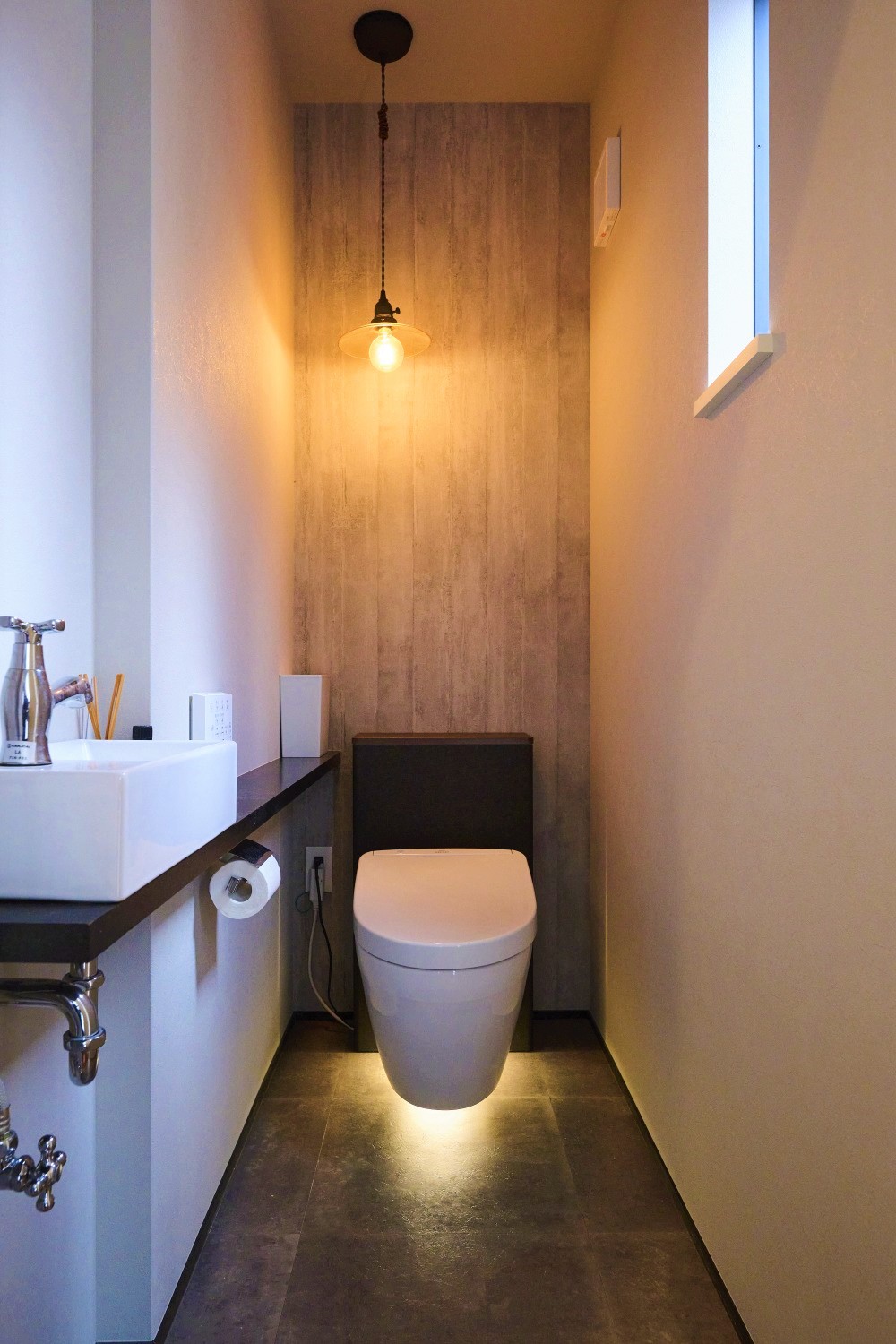 浮遊感のあるデザインが高級感を醸し出す1階トイレの画像