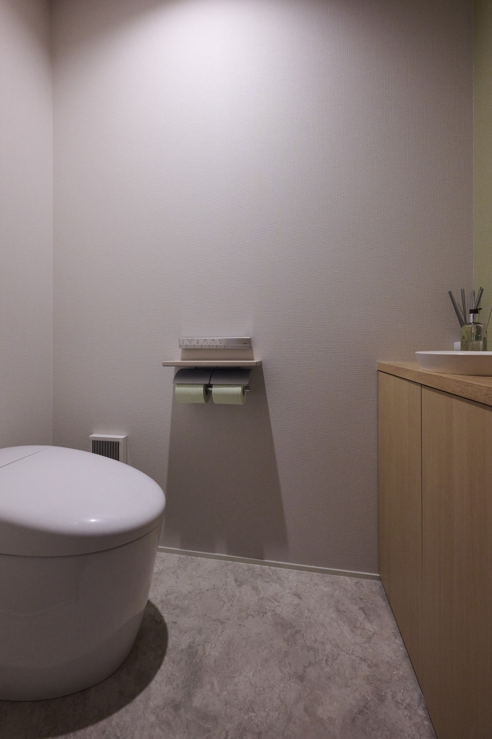 シンプルで落ち着きのあるトイレ空間の画像