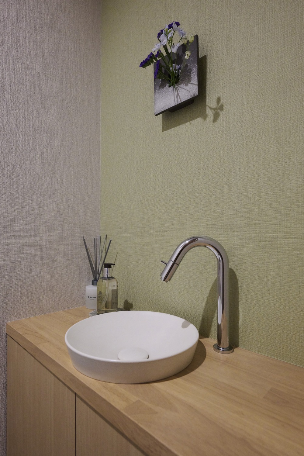 シンプルで使い勝手の良いトイレ内の造作手洗いの画像