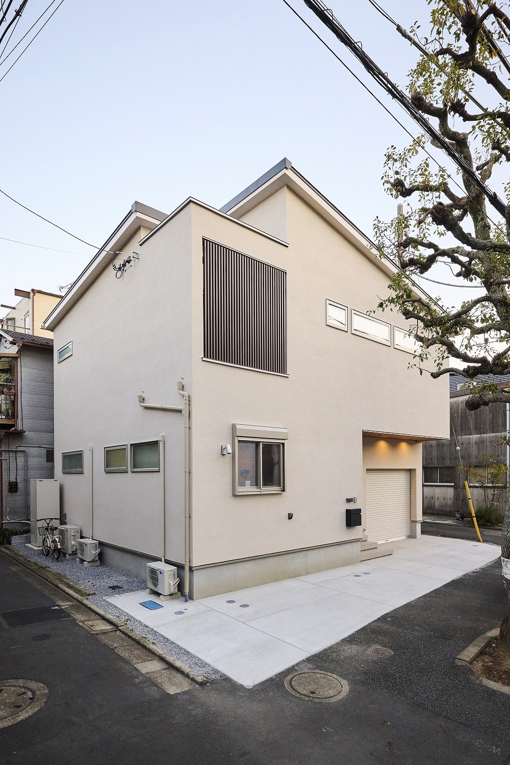 木質感のある外部格子が温かみを生み出す外観の画像