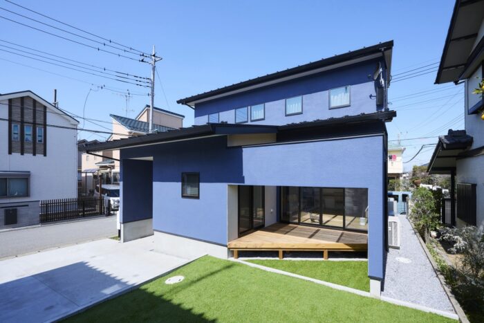 人もペットも心地よいブルーの家の画像