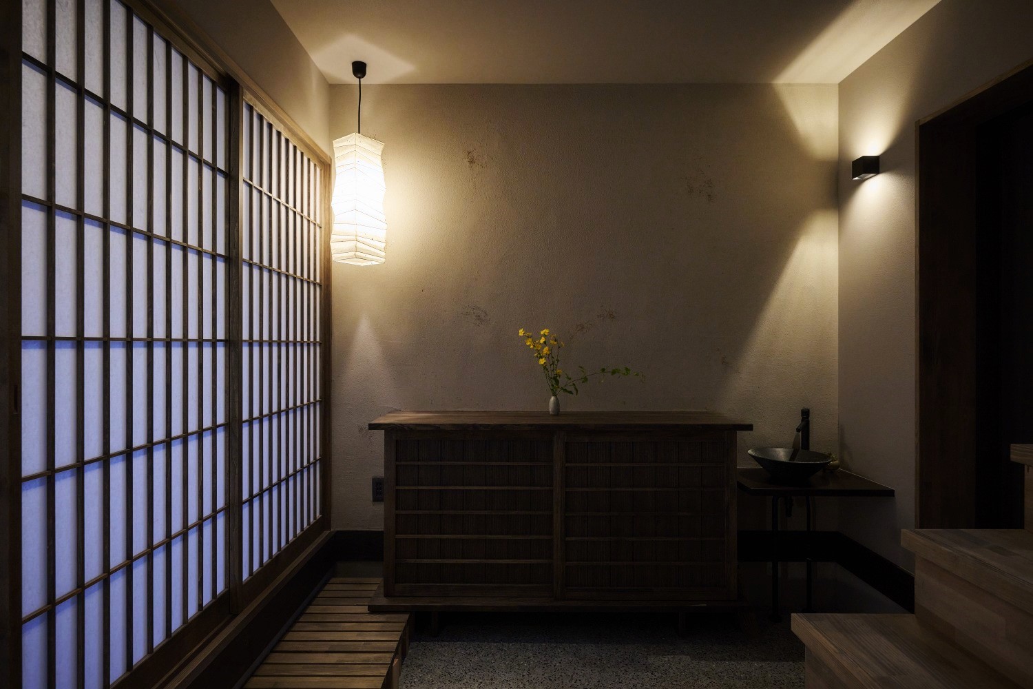 趣のある塗り壁や下駄箱で、味わい深い雰囲気を演出の画像