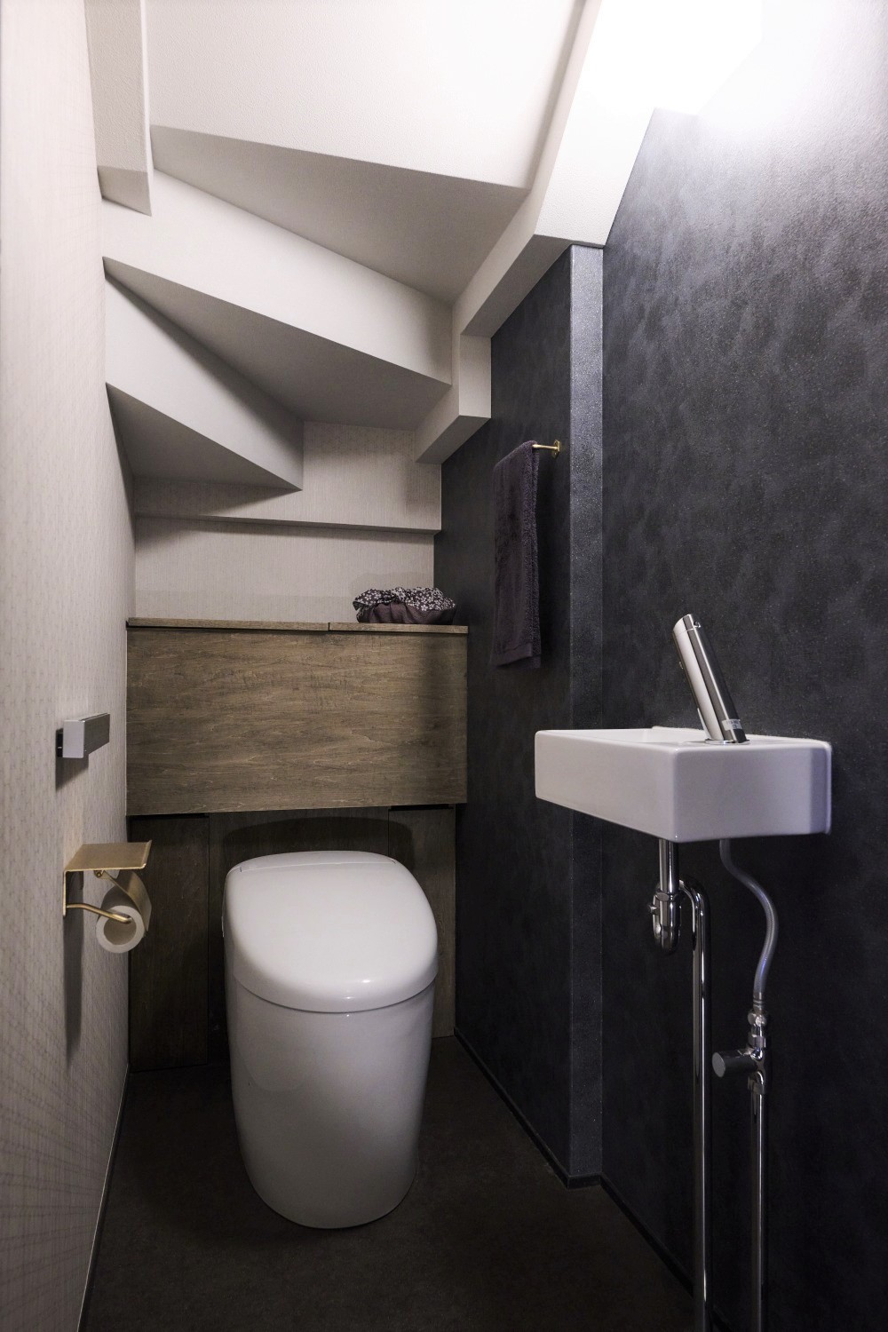 階段下を活用した落ち着いた雰囲気の1階トイレの画像