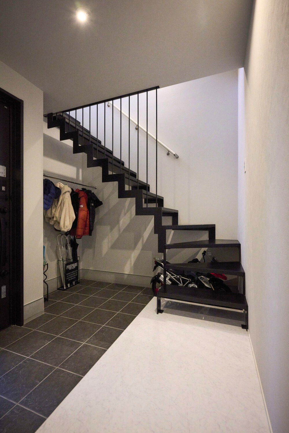 モノトーンのスタイリッシュな階段デザインの画像