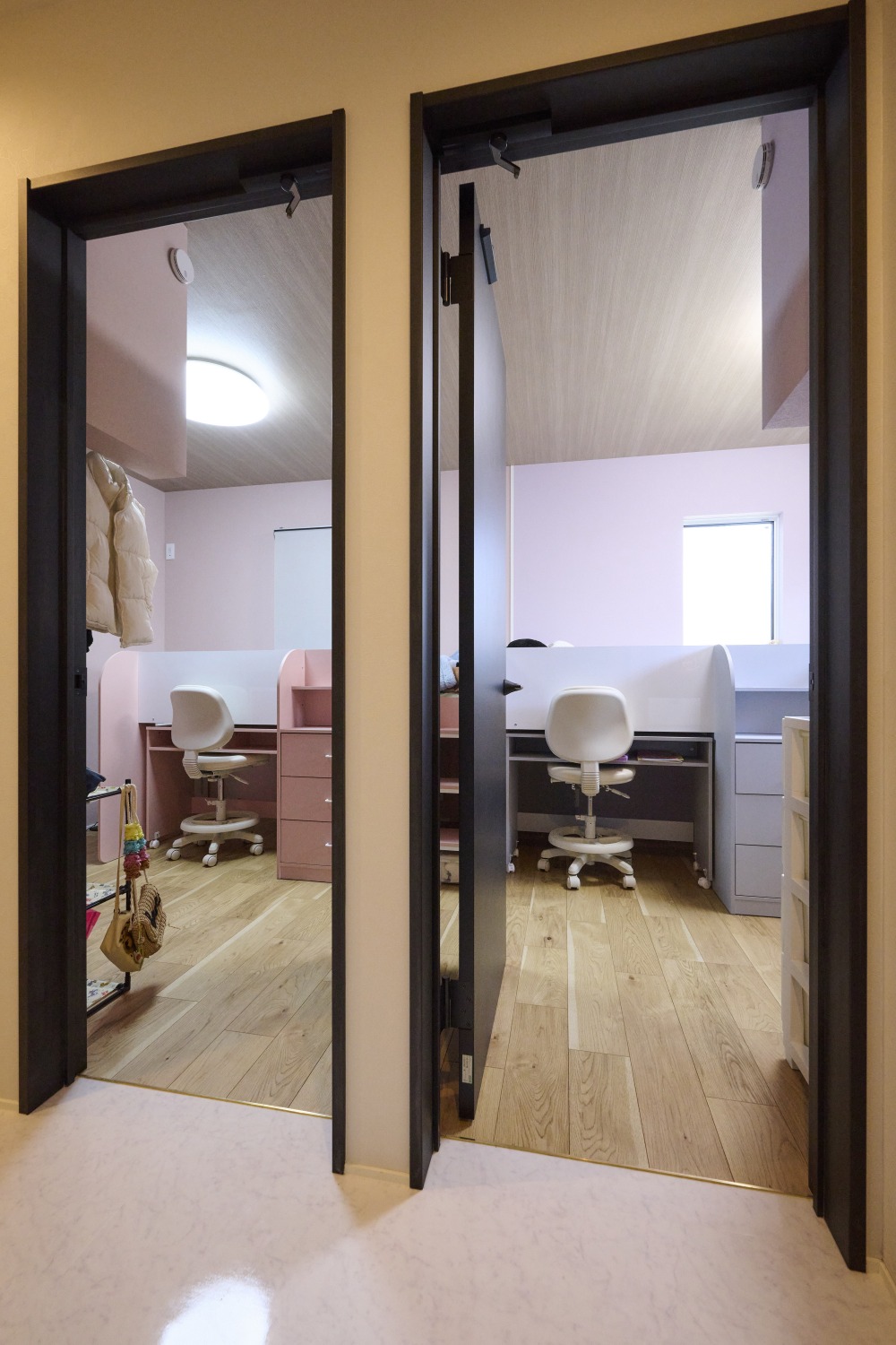 将来2部屋に仕切れるように計画された子ども部屋の画像