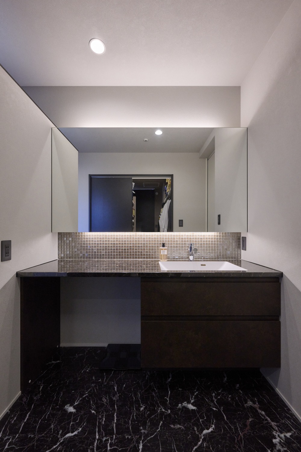 ホテルライクで大人な雰囲気の洗面台の画像