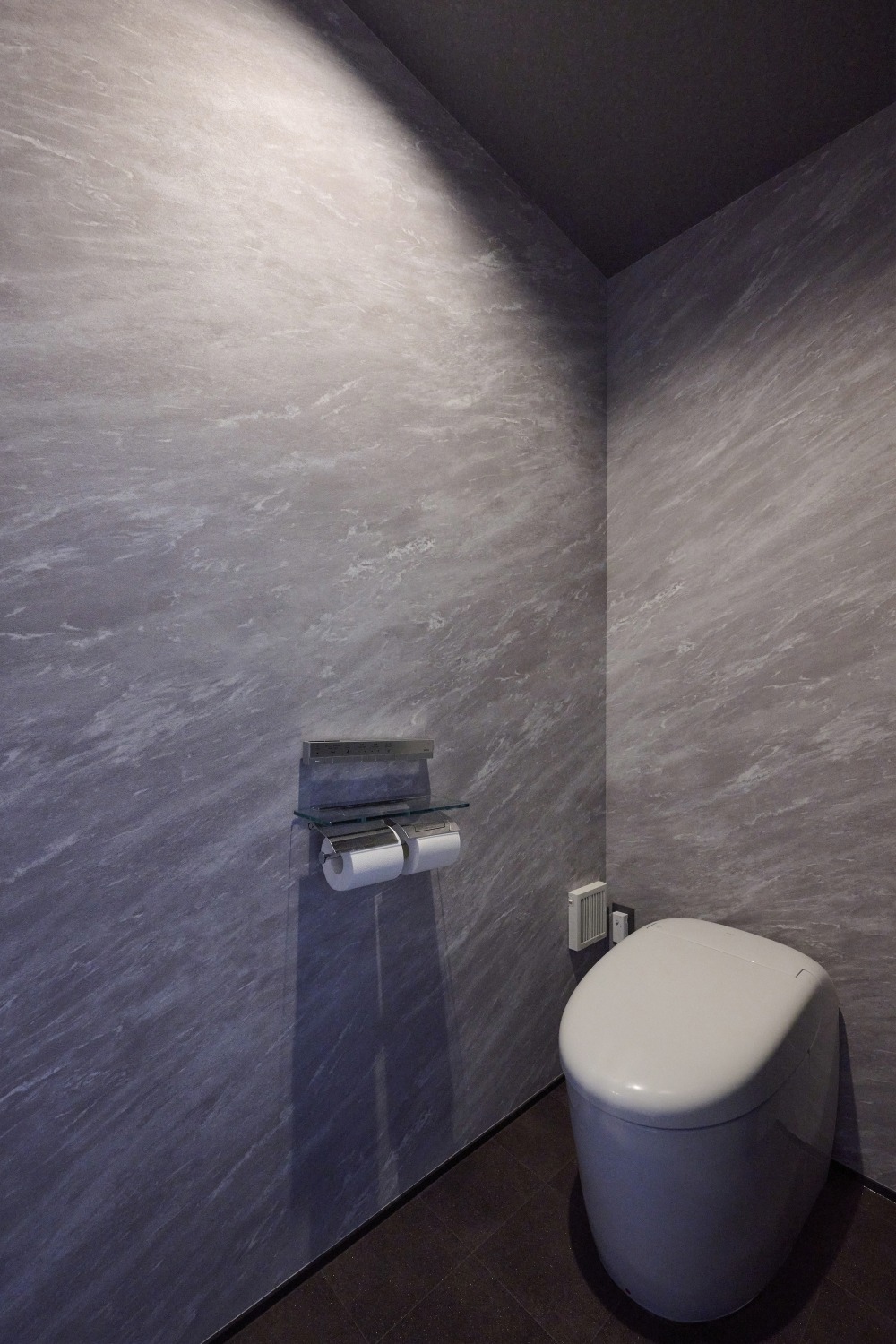 石目調のクロスを貼ったおしゃれな2階トイレの画像