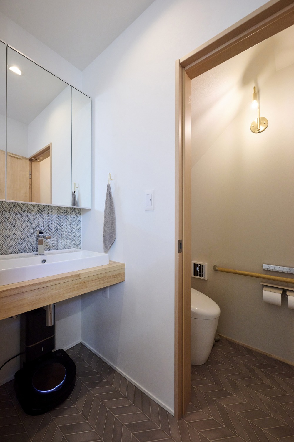 北欧風のデザインが目を惹く2階造作手洗い・トイレの画像