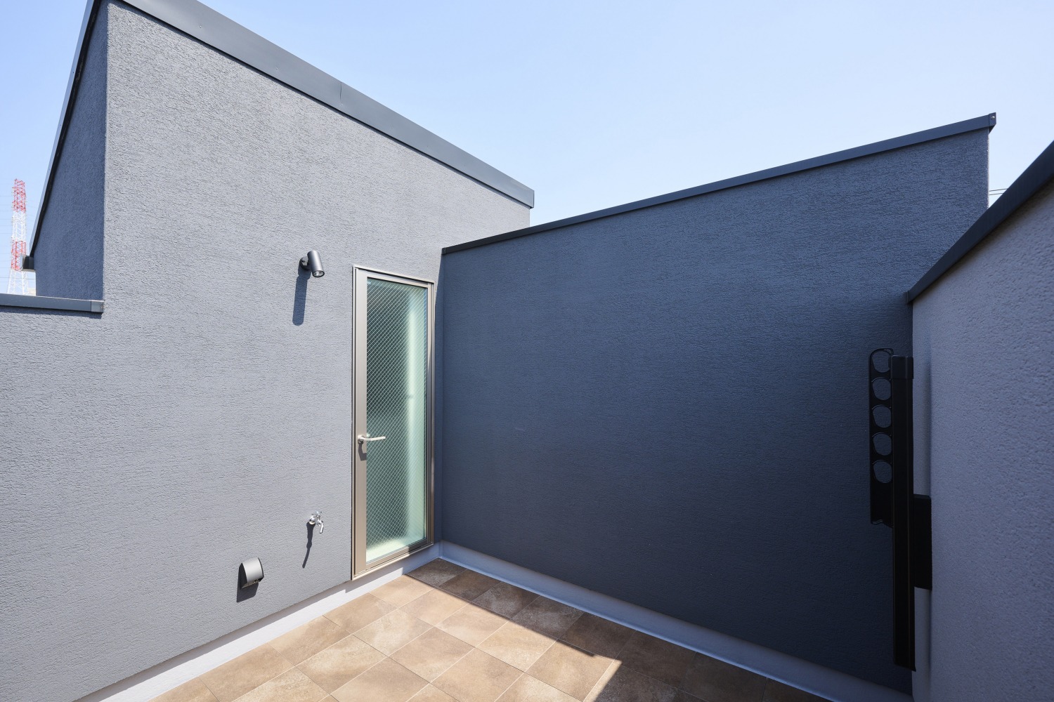 自宅にいながら外の心地よさを感じられる屋上テラスの画像