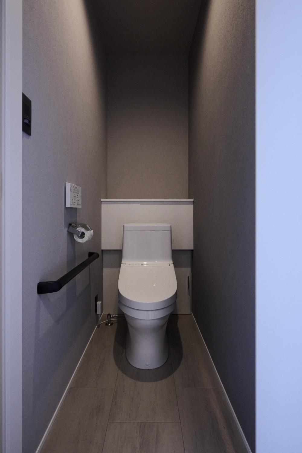 オリジナルの収納でスッキリとした空間を保てる1階トイレの画像