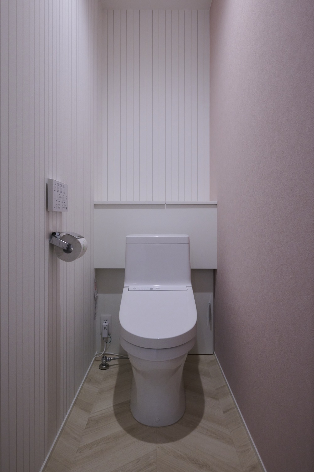 温かみのある色を使った2階トイレの画像