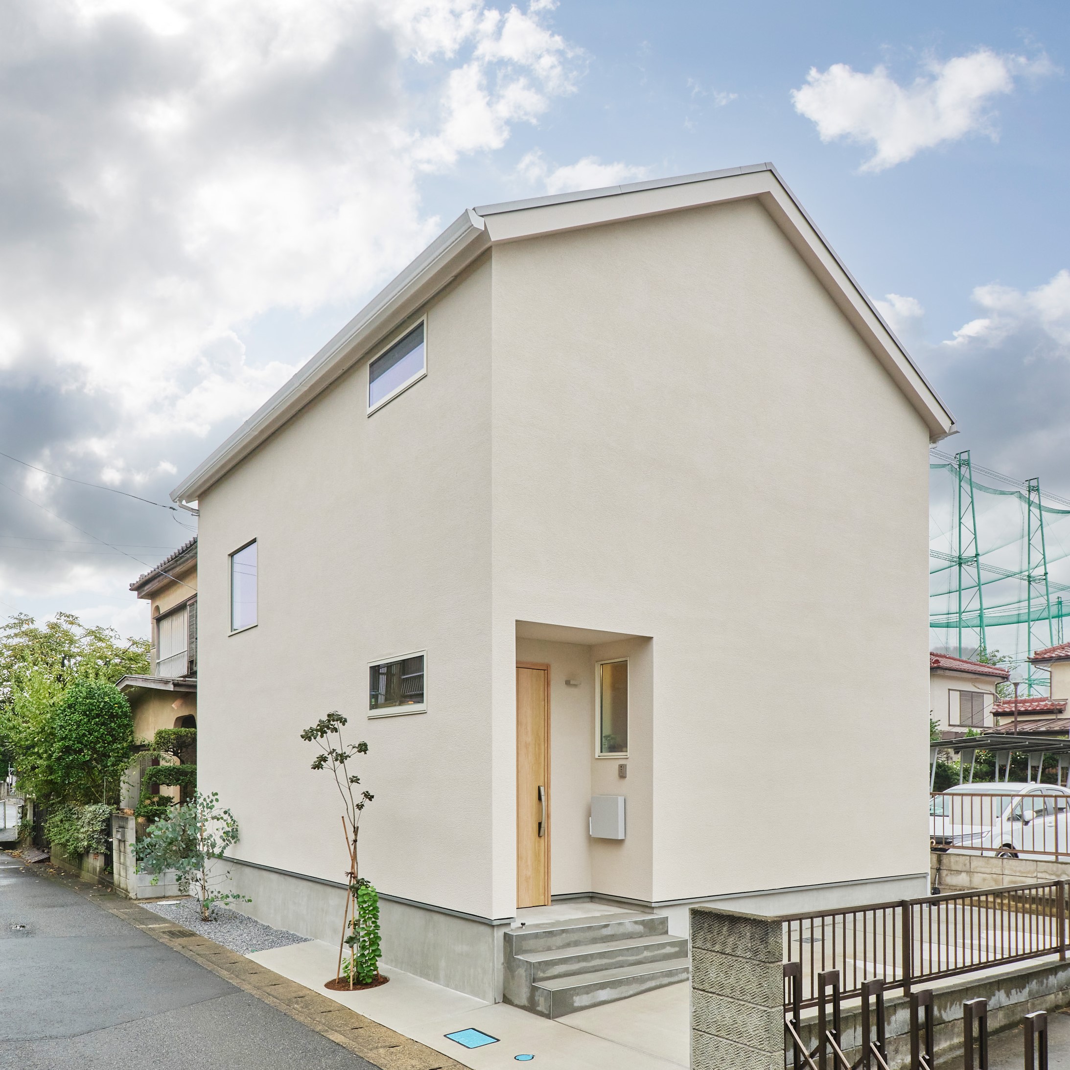アンティーク家具が映える三角屋根の家の画像
