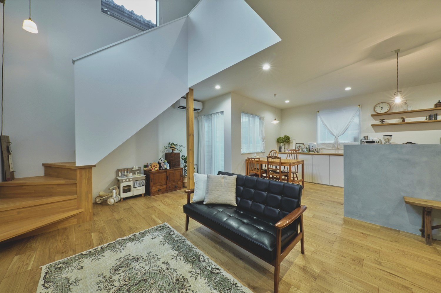 アンティーク家具が映える三角屋根の家の画像