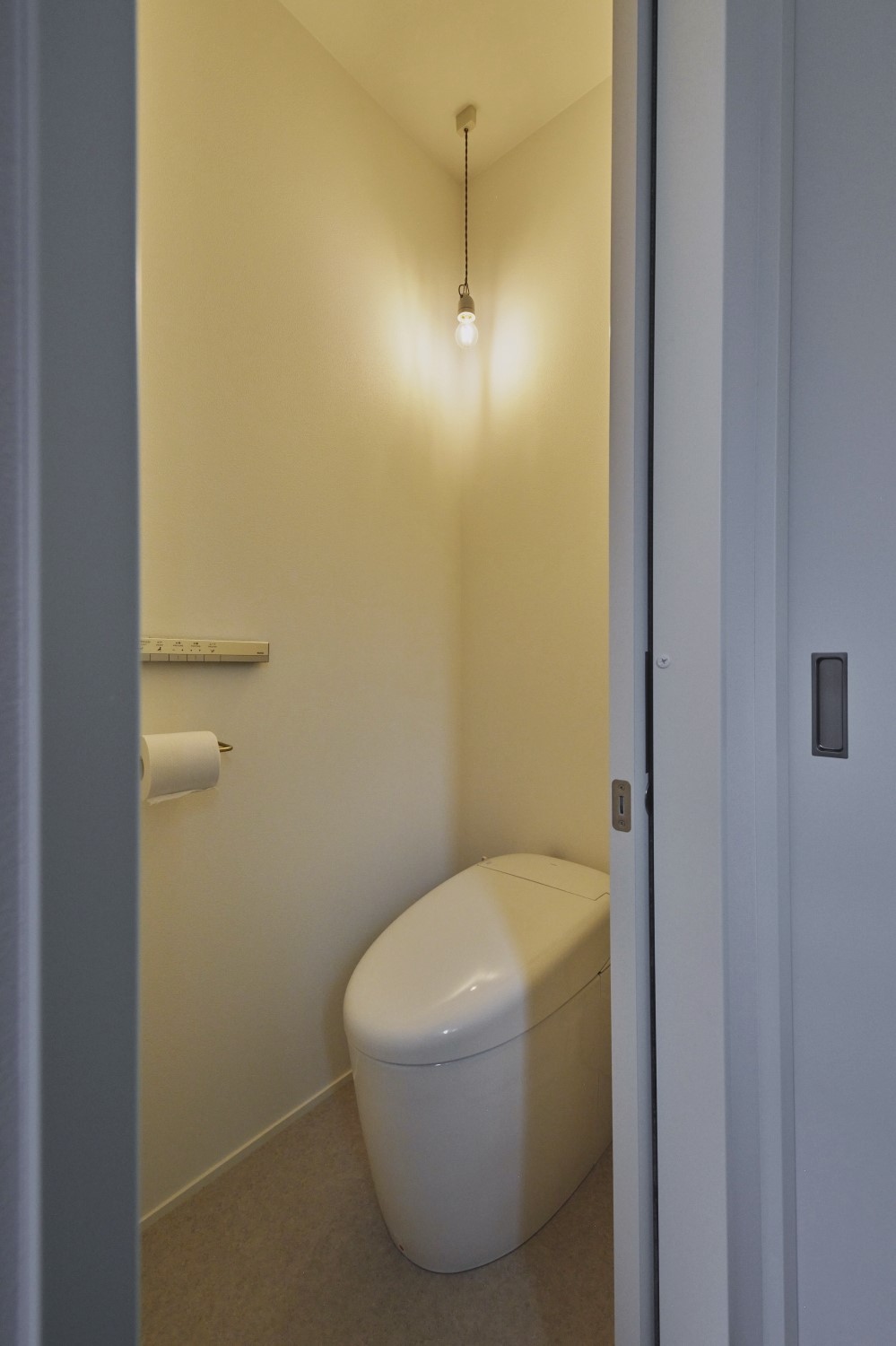清潔感のあるシンプルな1階トイレの画像