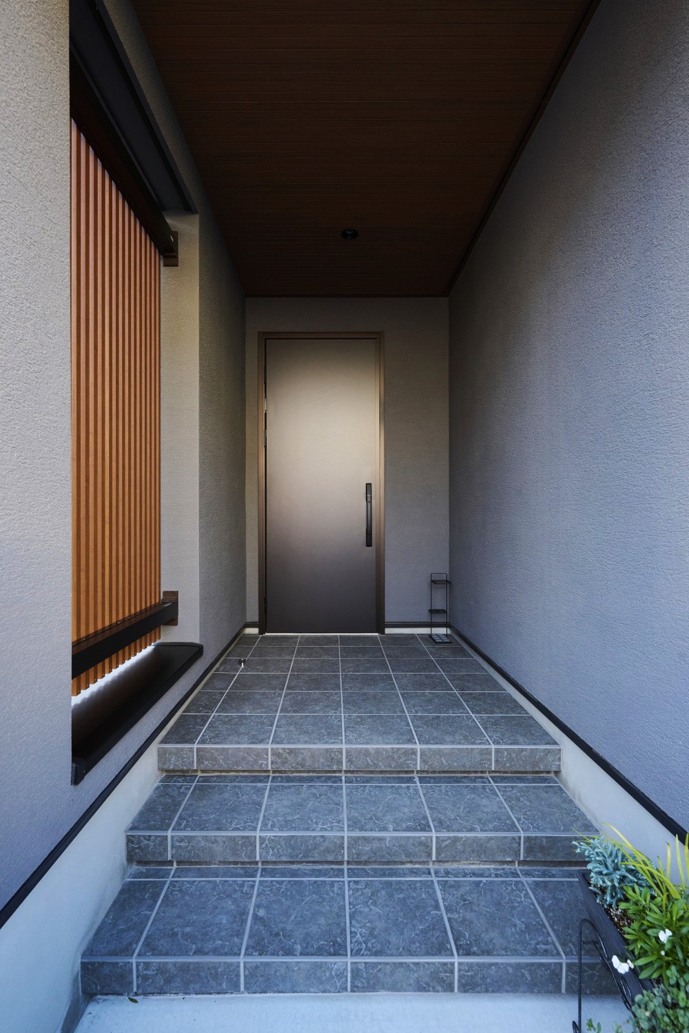 柔らかい光と風を取り込む格子のある玄関ポーチの画像