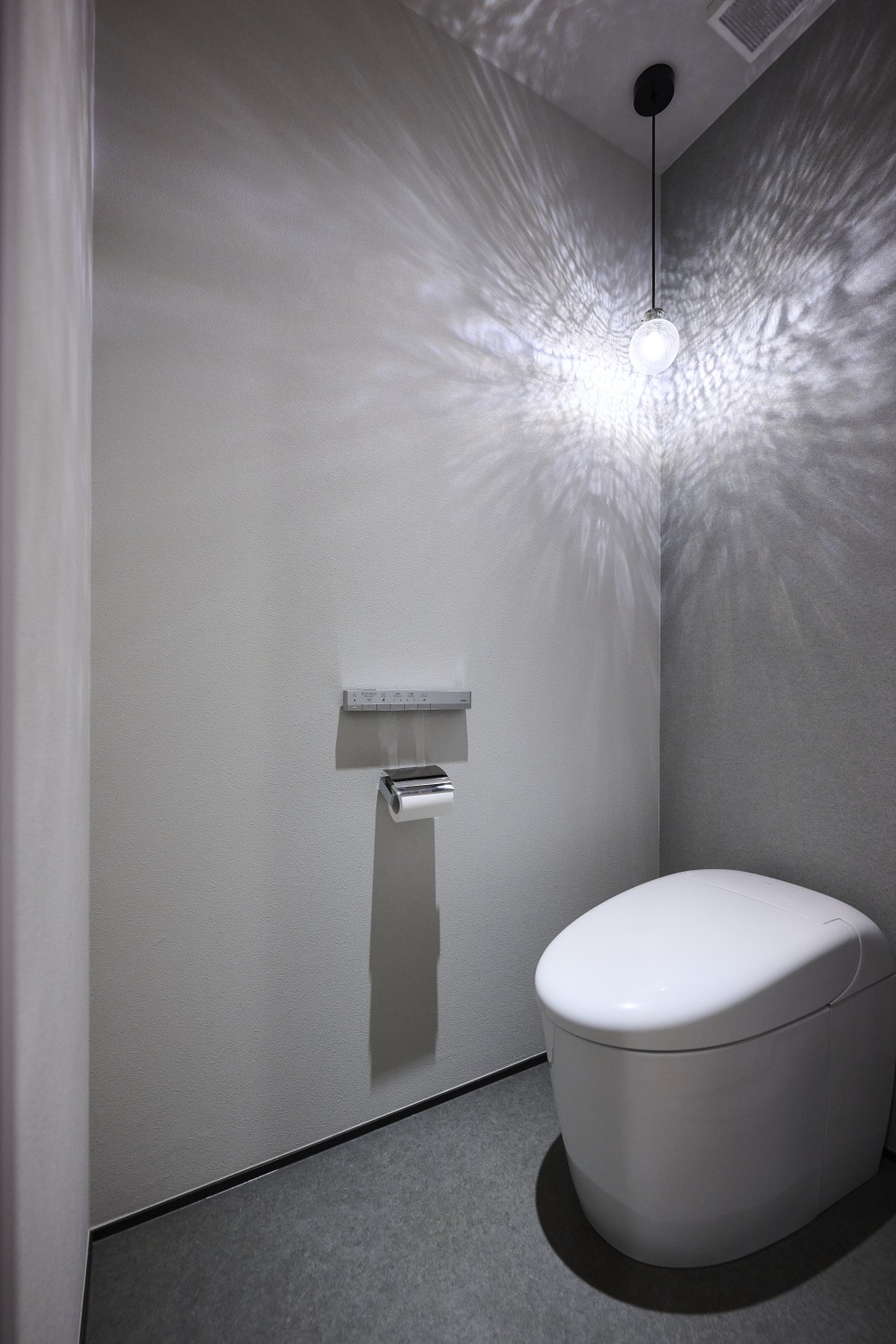 スタイリッシュな1階トイレの画像