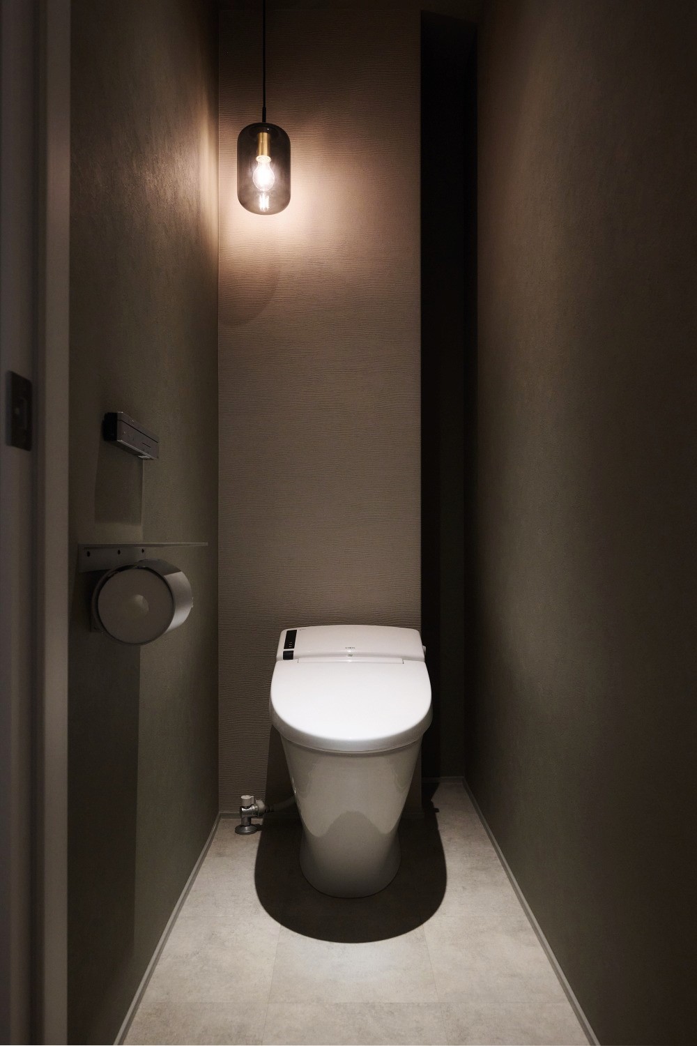トイレの後ろに隠れ収納を作ったシンプルな1階トイレの画像