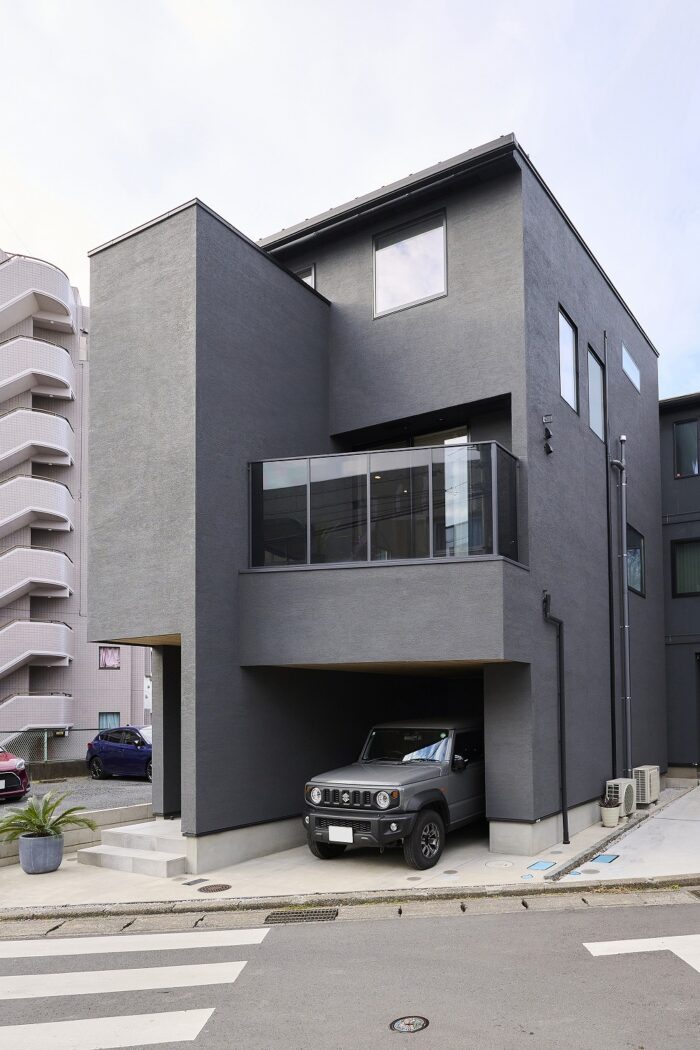 家族の暮らしをやさしく包む3階建ての家の画像