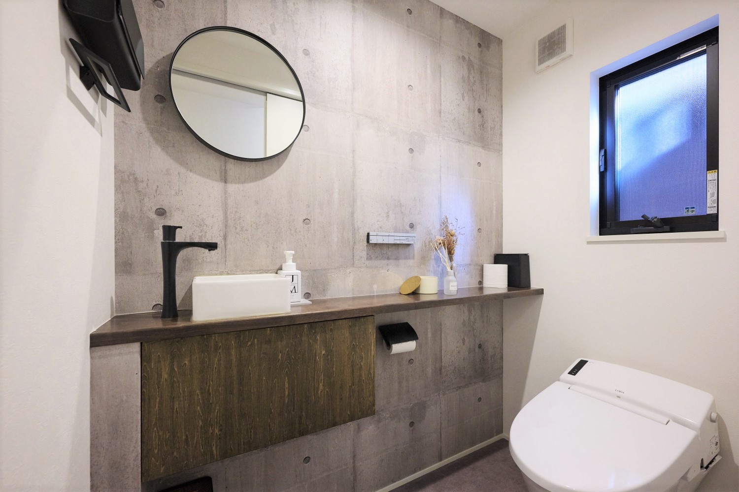 ゲストも使いやすい、手洗いを設けた1階トイレの画像