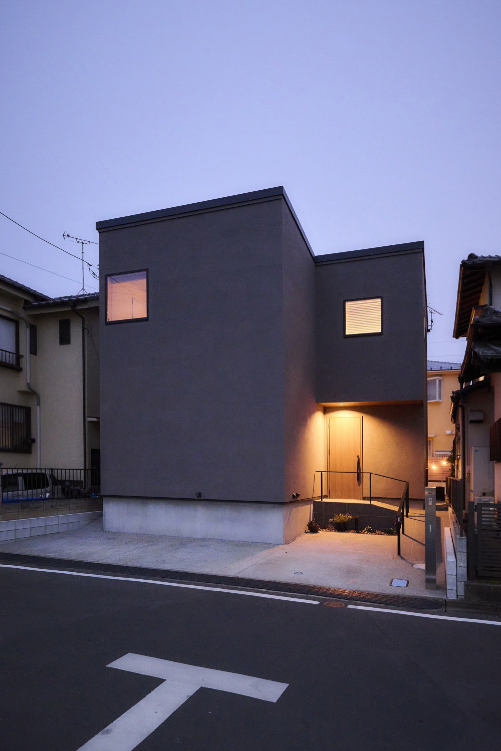 あたたかな光がこぼれる夜の外観の画像