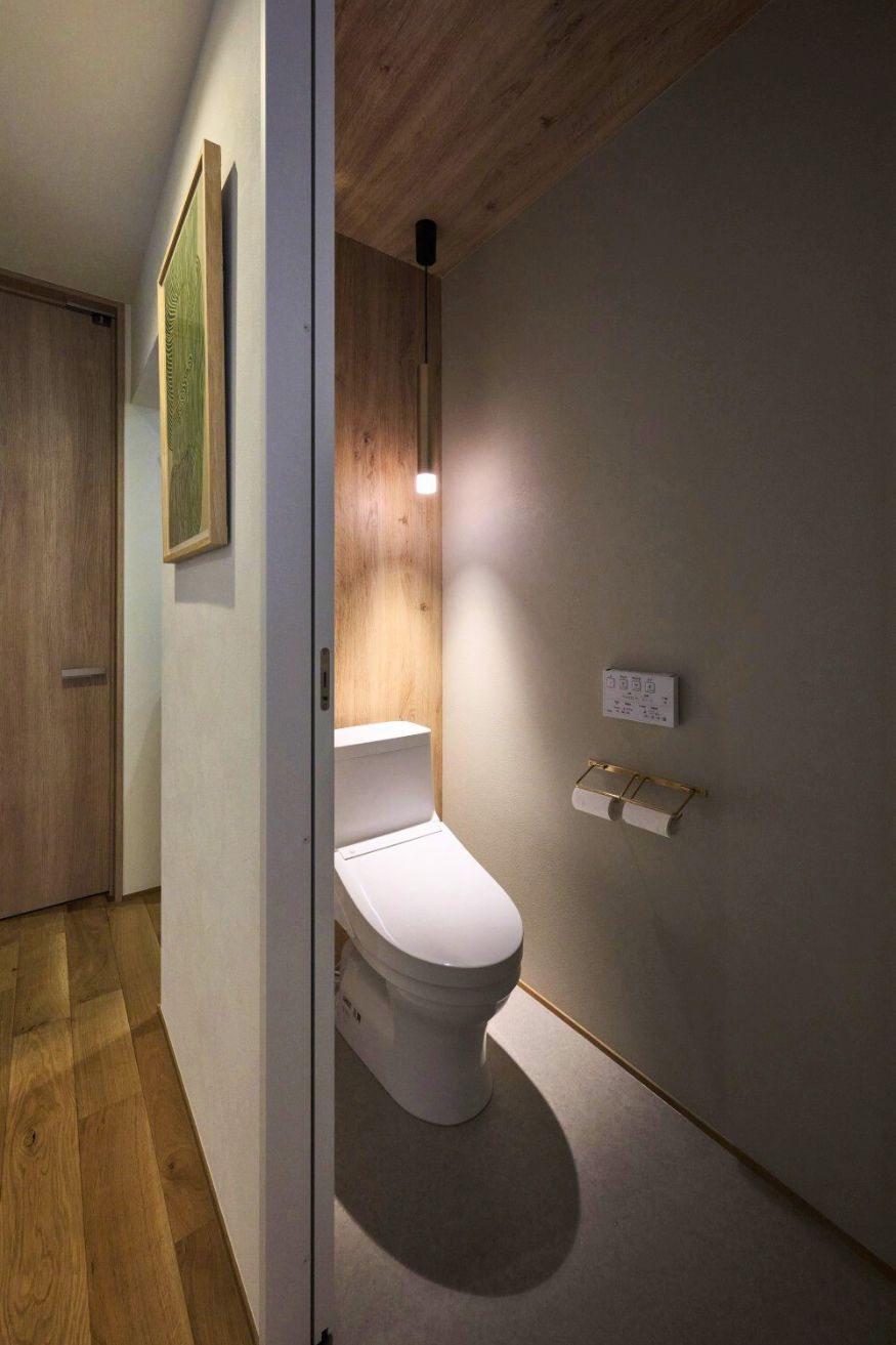 住まいと統一感のあるモダンなトイレ空間の画像