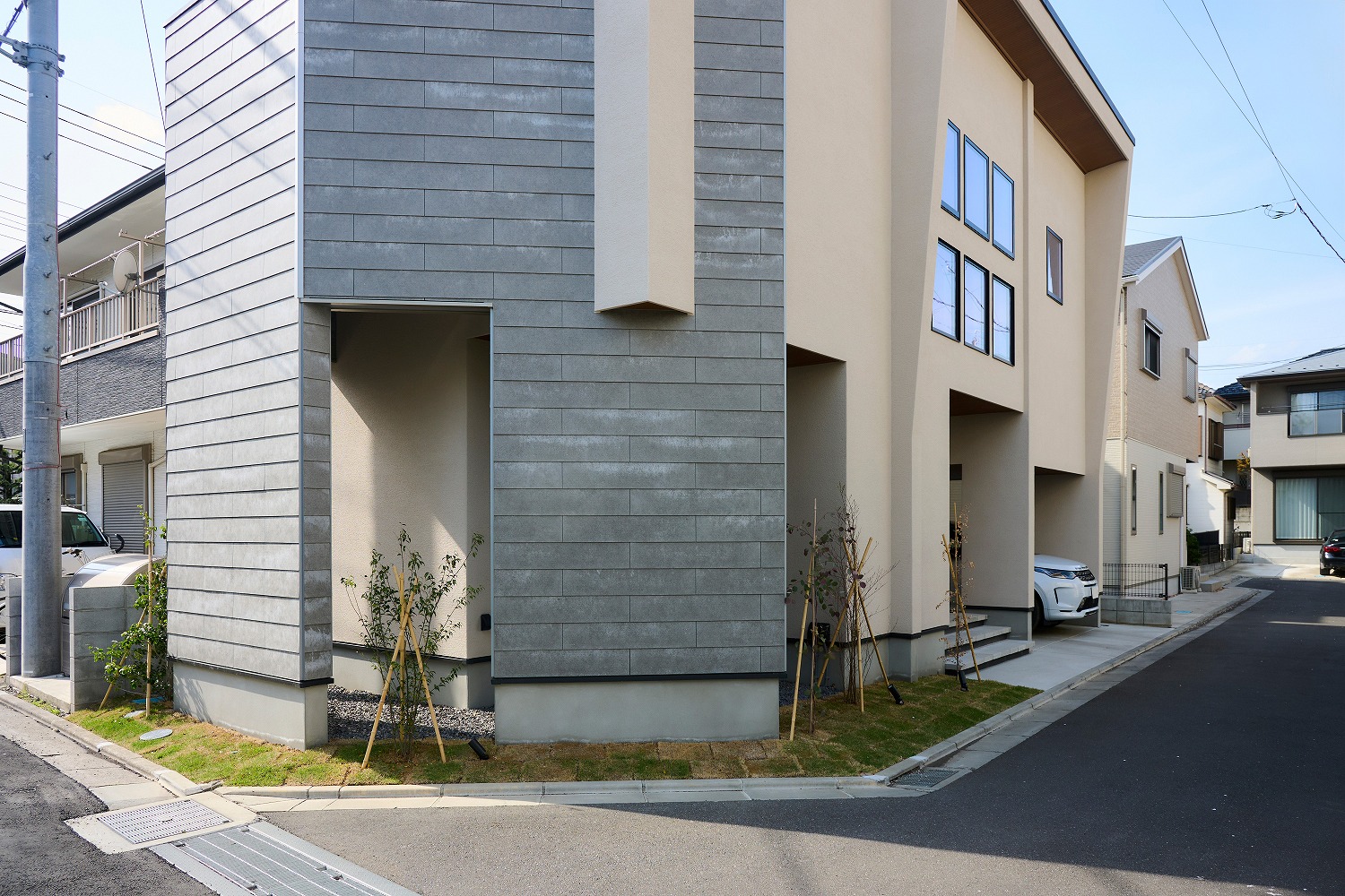 外観に「抜け」を創ることで光の陰影を生み出し、植栽を美しく演出する外観デザインの画像