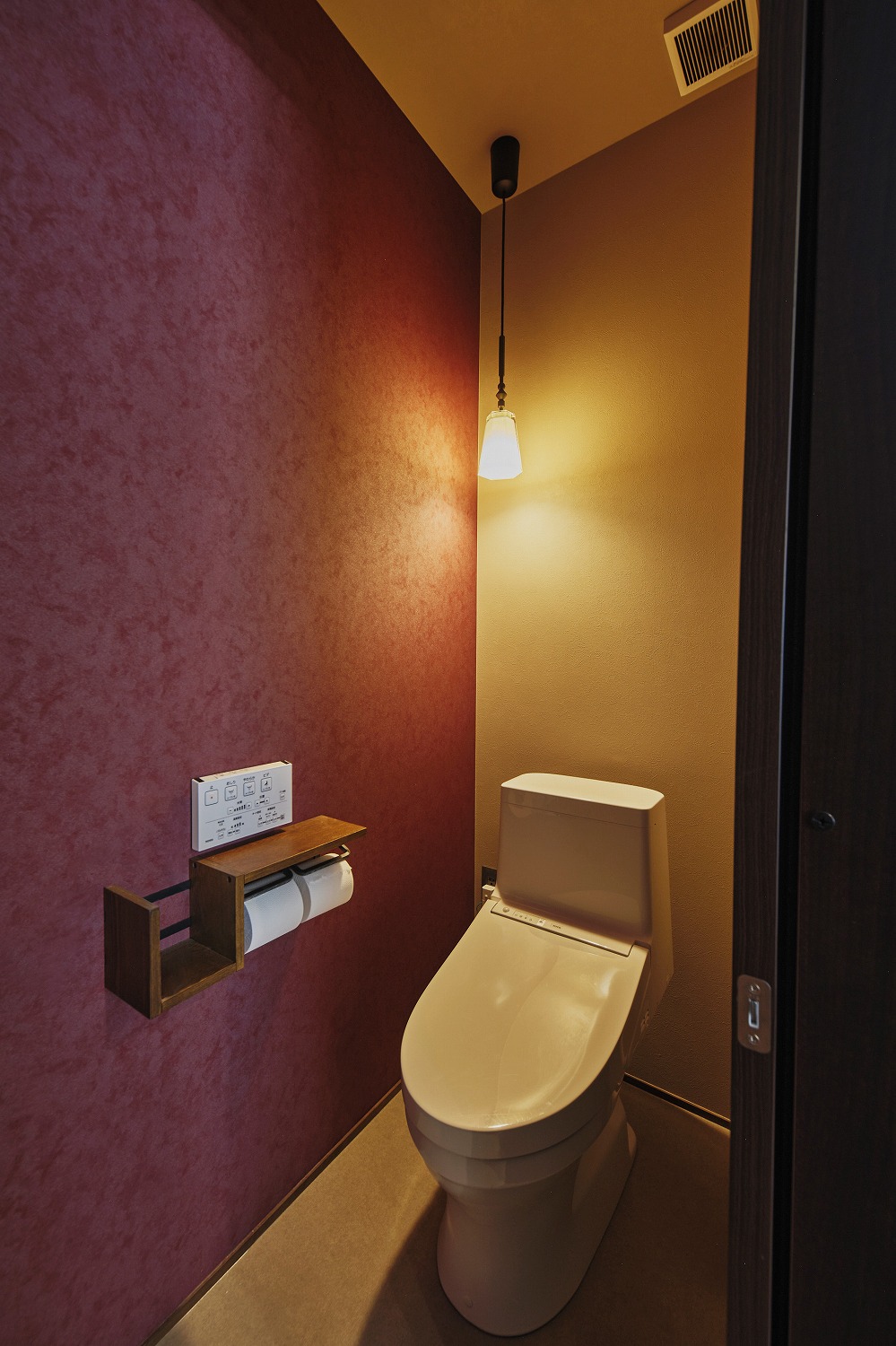 インテリアにこだわったシックな1階トイレの画像