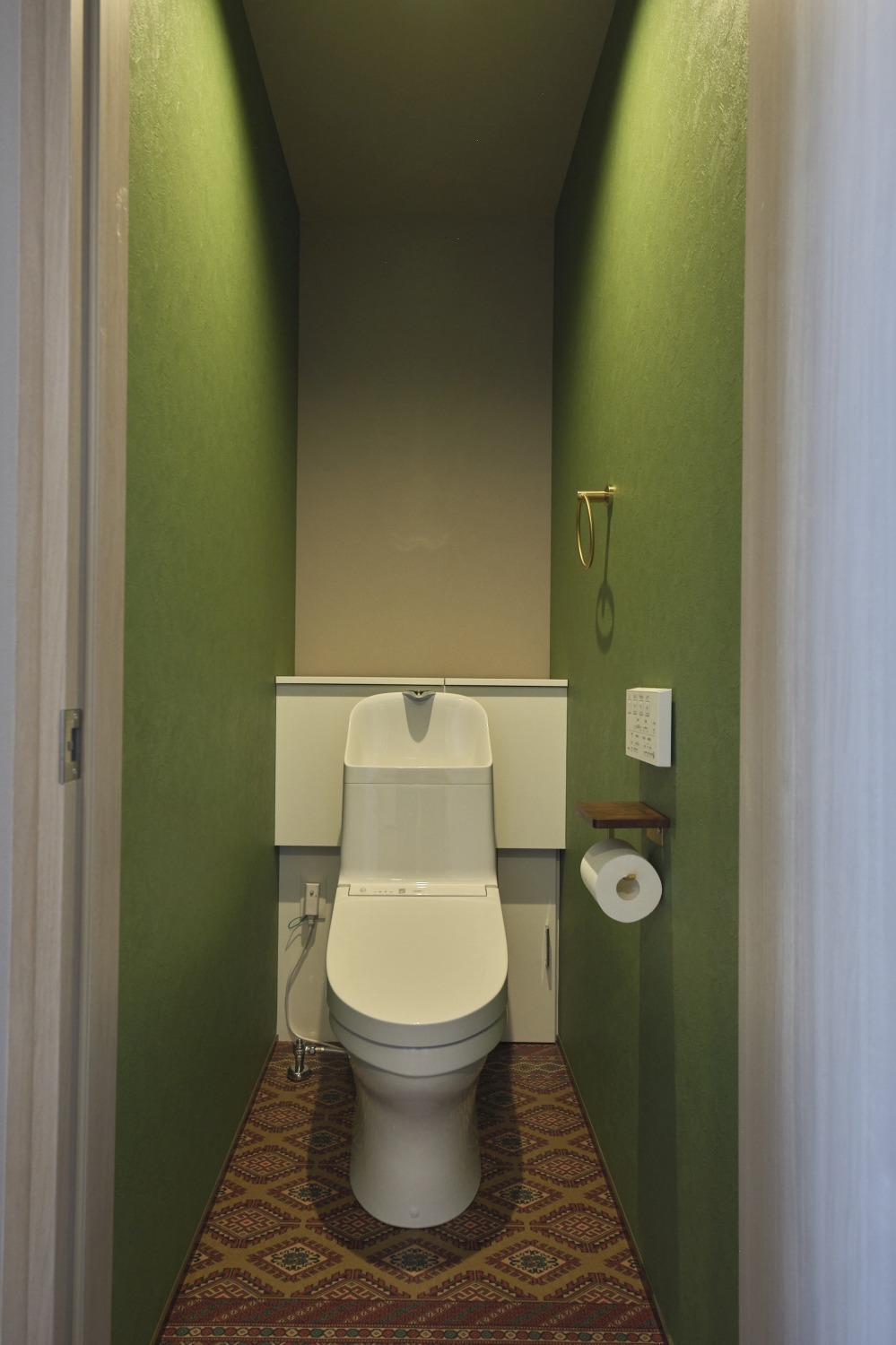 オリジナルのキャビネットを設置した2階トイレの画像