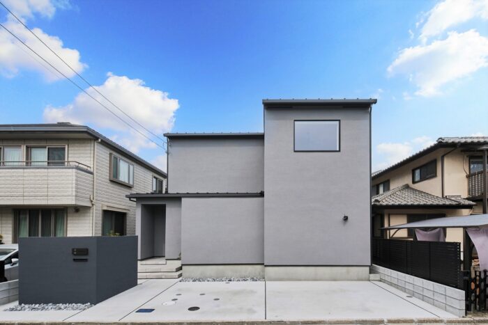 木漏れ日が差し込む中庭と吹抜けのある家の画像