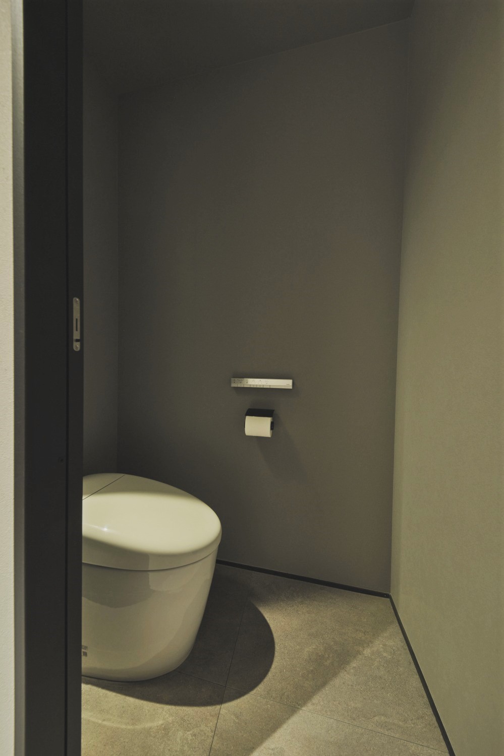ゲストも使用する1階トイレは、タンクレスを使用したおしゃれな空間の画像