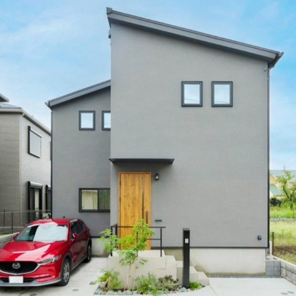 タイルが繋ぐリビングと中庭のある家の画像