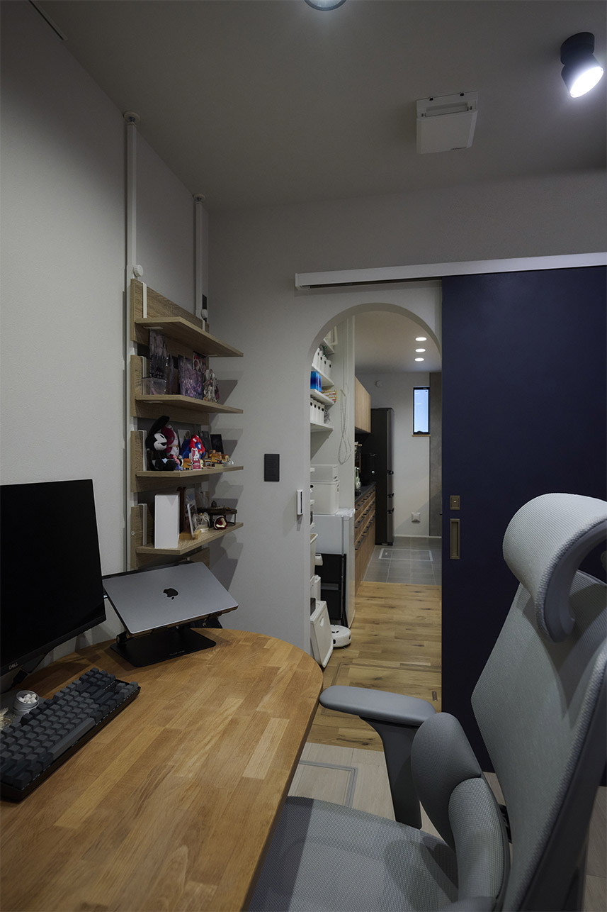 家事の合間にサッと立ち寄れる、おこもり感のある書斎の画像