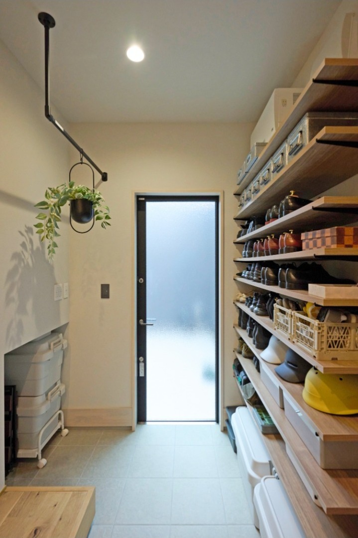 テラスドアから光をとり込む明るい土間の画像