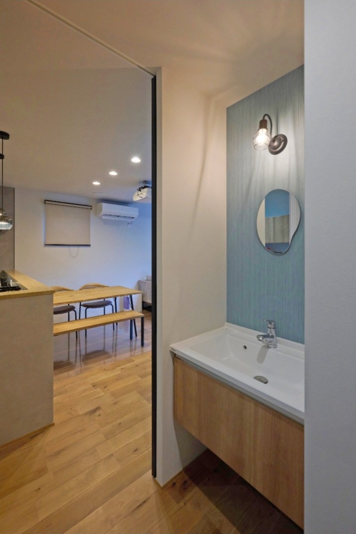 帰宅後すぐに手洗いができる、ホールに設けた造作洗面台の画像