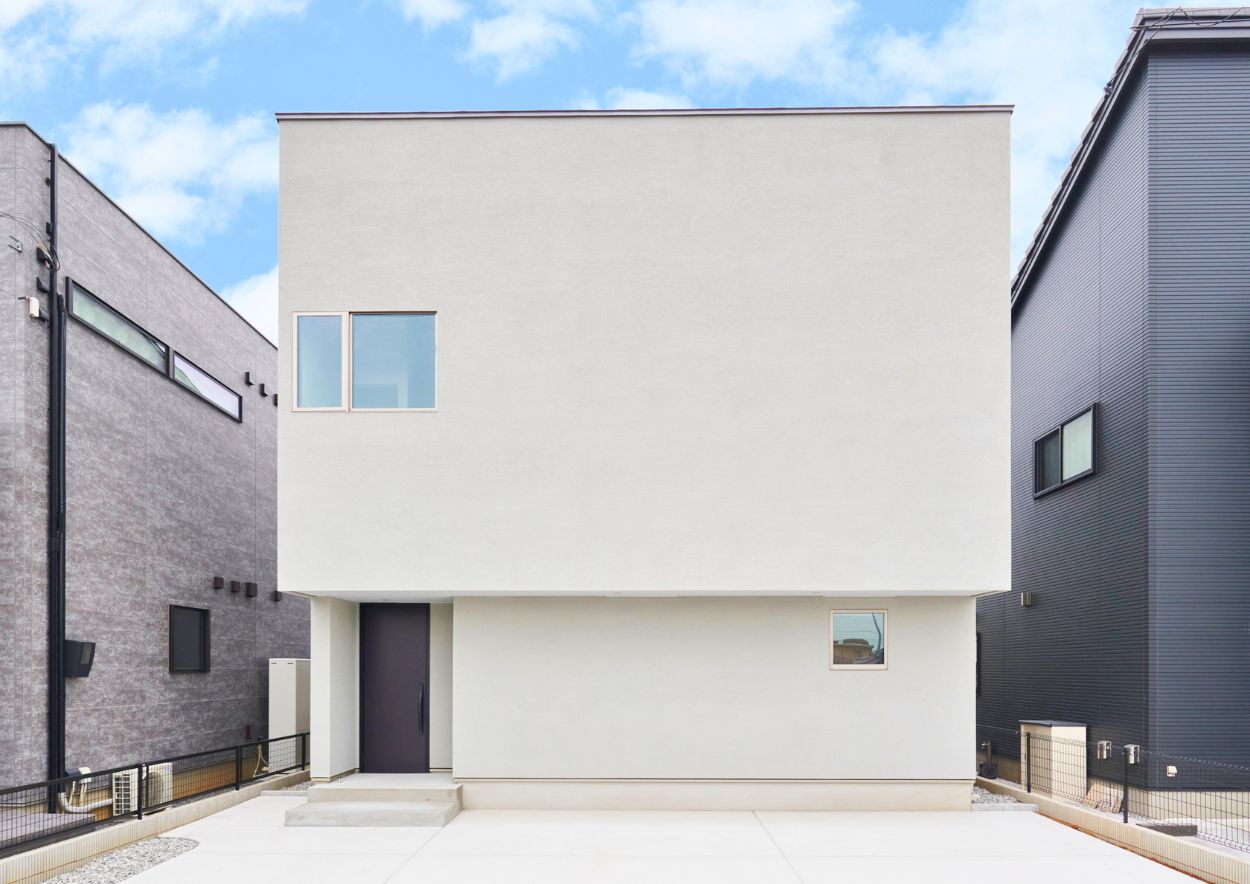 白のBOX型が印象的な外観 Simple Box