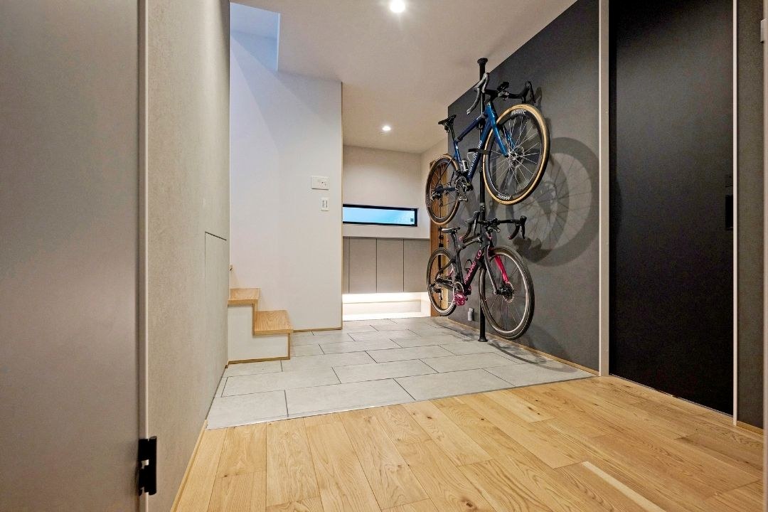 自転車ディスプレイが映える広いホールの画像