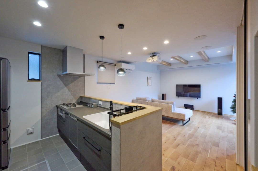 無垢のぬくもりに包まれる、視界が開けた空間の画像