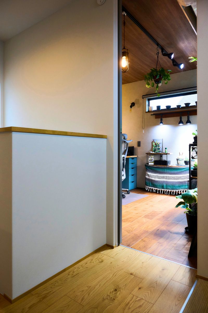 ホールと床色を変え没入感をデザイン。ダークトーンで仕上げた、こだわりの趣味部屋。の画像