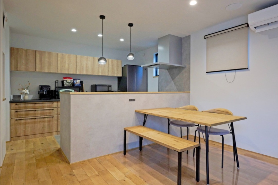 高い腰壁で手元の生活感を隠したキッチンの画像