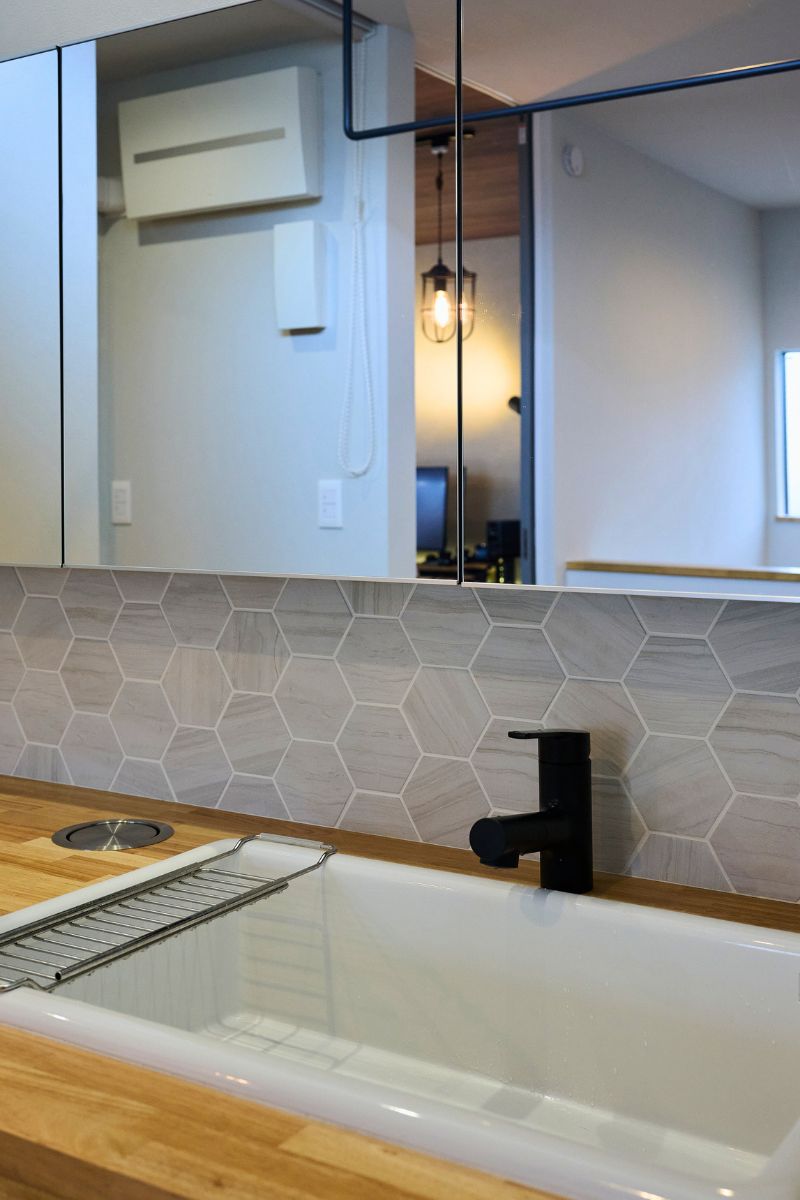 ヘキサゴンタイルとマットなブラックの水栓の組み合わせがおしゃれの画像