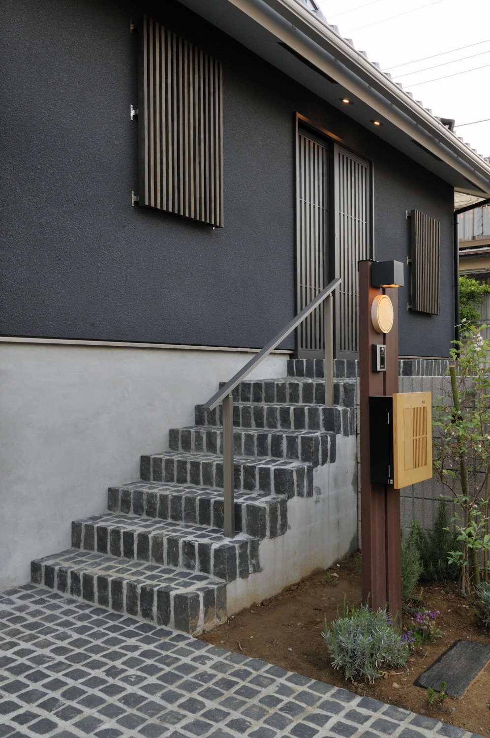 木格子と石畳が和の雰囲気を演出する玄関階段。の画像