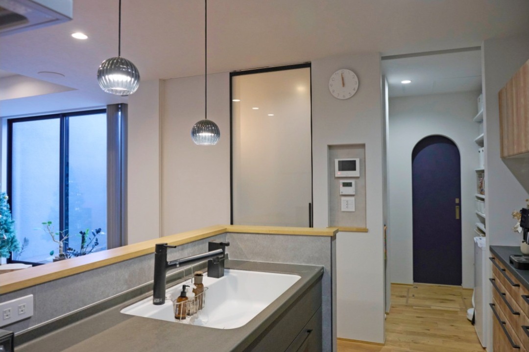 パントリーを通り玄関へ抜ける、家事効率を考慮した回遊動線の画像