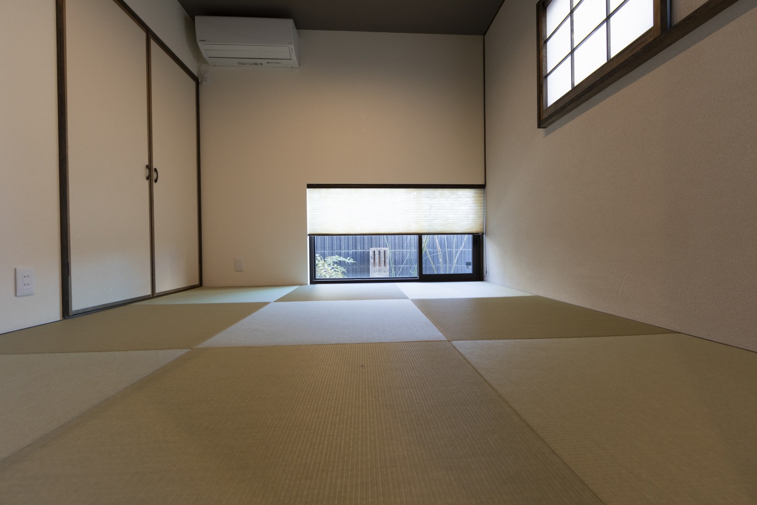 足元を照らした客間和室の画像