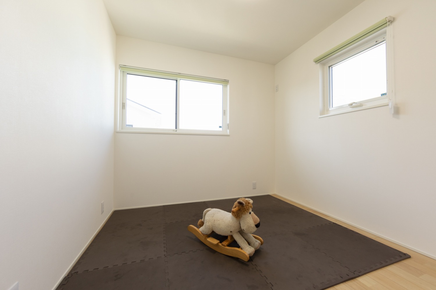 白を基調としたシンプルな部屋の画像