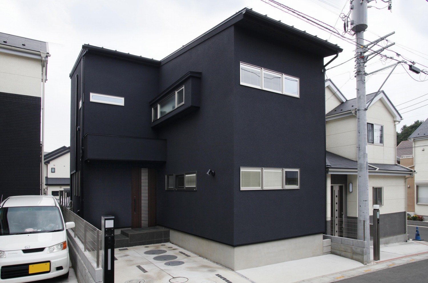 シックなブラックに横長の窓が印象的な外観の画像