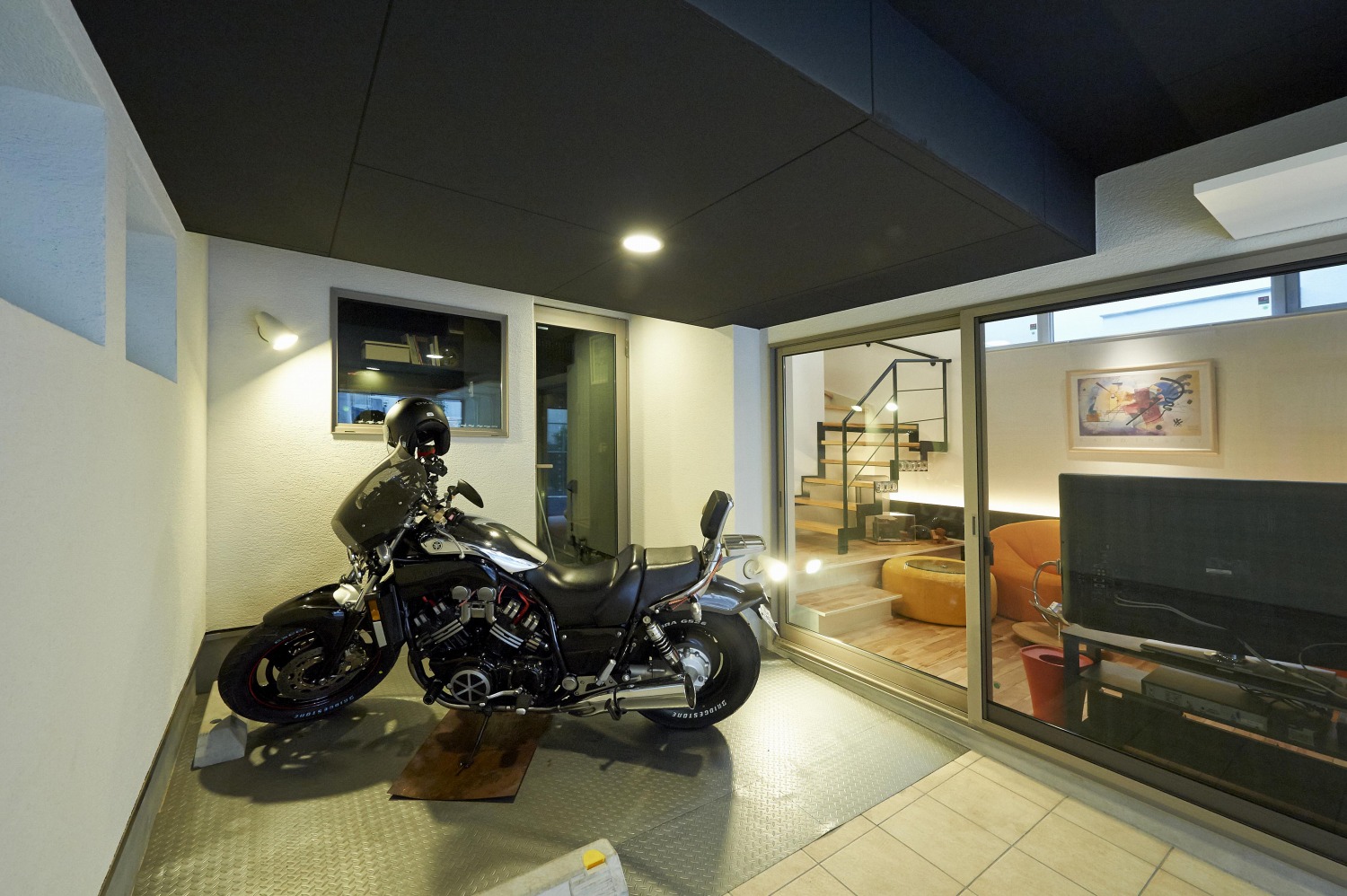 バイクガレージの家の画像
