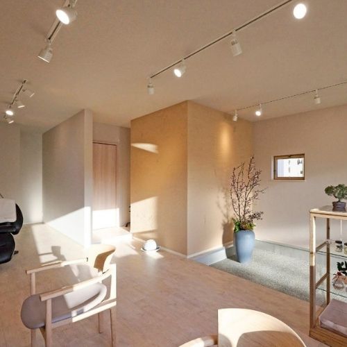 和の素材が映える店舗付き住宅の画像