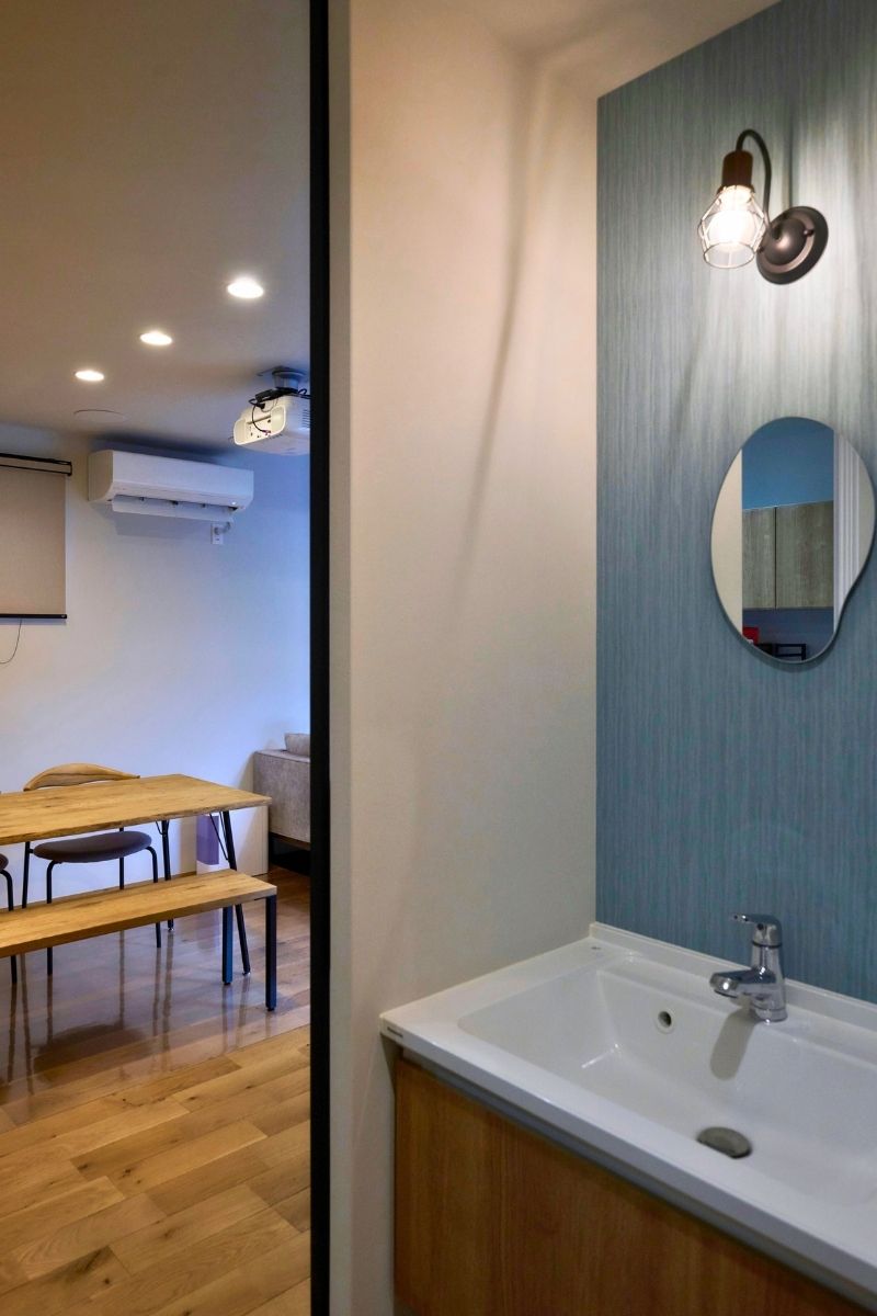 帰宅後すぐに手洗いができる、ホールに設けた造作洗面台の画像